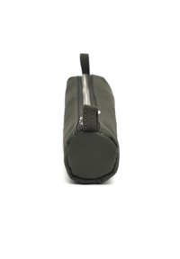 Okrogla, temno zelena pencil case z teksturirano površino, ki ima zgornji zadrgo, tekstilno zanko za vlečenje in kontrastno šivanje ob šivih.