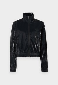 Juoda, blizgi zip-up striukė su aukštu koloriumi, elastinga apačia ir rankogaliais, su vertikaliomis juostelėmis ir mažu logotipu ant krūtinės.