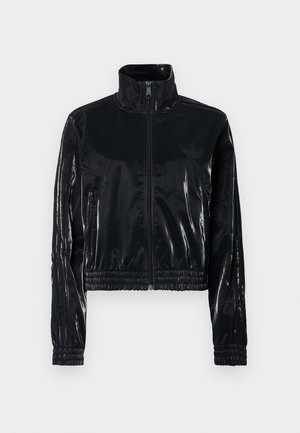 Svart, blank, glidelåsjakke med høy krage, elastisk i hem og mansjetter, med vertikale striper og en liten logo på brystet.