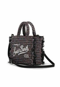 Sac tissé texturé avec des fils noirs, violets et multicolores, présentant un bord effiloché, des poignées supérieures et une bandoulière amovible.