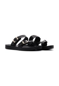 Sandales noires avec une tige texturée à motif serpent, deux brides réglables et boucles couleur or sur une semelle en caoutchouc.