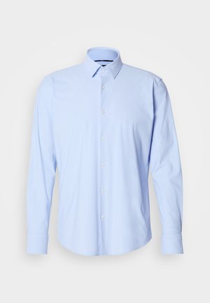 Himmelblaues langärmliges Hemd aus Baumwolle mit einem Kentkragen, einer durchgehenden Knopfleiste und einem leicht abgerundeten Saum.