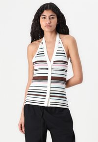 Ribaga kudumisal halter-top, millel on sügav V-kaelus, nööbid ees ja ribakujuline tekstuur. Värvid hõlmavad valget, roosa, pruuni ja musta.