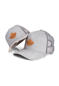 Graue Caps mit Netzrücken und solidem grauen Vorderteil, ausgestattet mit einem tanfarbenen Lederpatch-Logo mit der Aufschrift "BLACKSKIES". Der Schirm ist gebogen und die Nähte sind sichtbar.