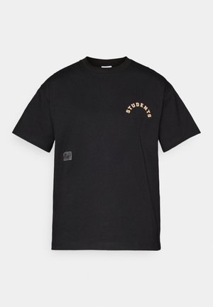 Črna bombažna majica s kratkimi rokavi, ki na prsih prikazuje izšito besedo "ŠTUDENTI" v arch oblikovanju v oranžni barvi, ter majhno kvadratno oznako na strani.