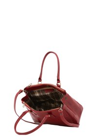 Borsa a mano in pelle rossa con design strutturato, chiusura con zip, due manici e fodera in tessuto a quadri. Presenta una tasca esterna e accessori in metallo color oro.