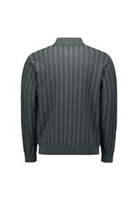 Donkergrijze gebreide trui met een subtiel zigzagpatroon, lange mouwen, geribbelde kraag en manchetten, met een gladde textuur en een getailleerd ontwerp.