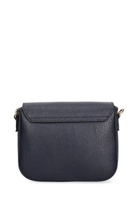 Borsa a tracolla in pelle blu navy con finitura testurizzata, dotata di chiusura a patta e di una singola cerniera laterale, accentuata da hardware dorato.