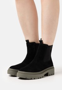 Esprit Plateaustiefelette - black