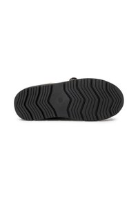 Semelle de chaussure en caoutchouc noir avec un motif de bande de roulement en zigzag pour une meilleure adhérence. Le design inclut des crêtes pour la traction et la durabilité.