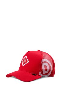 Piros baseball sapka hálós hátrésszel, fehér kör alakú logóval a hálón, és fehér gyémánt alakú folttal az elején lévő paneleken, amelyen a kezdőbetűk és a márkaneve található.