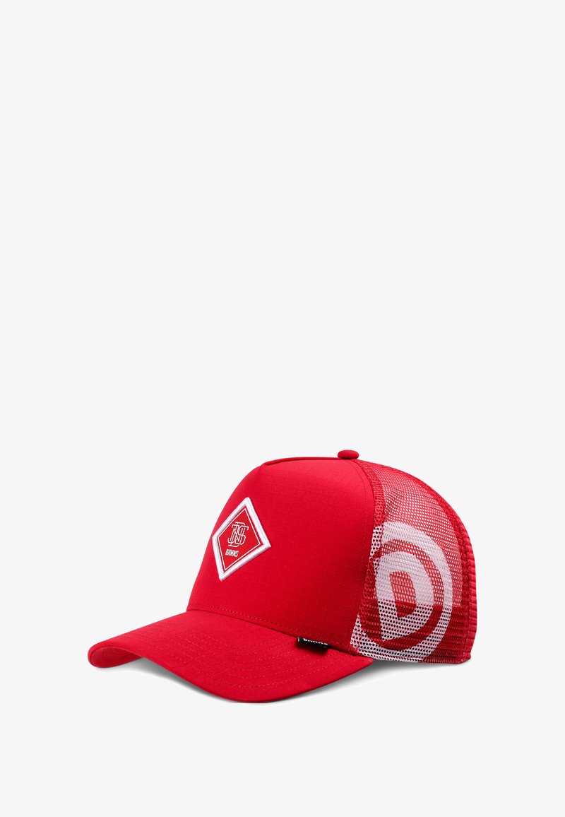 Punainen baseball-lippis, jossa on verkkopaneeli, valkoinen pyöreä logo verkkopaneelissa ja valkoinen timantin muotoinen merkki etupaneelissa, jossa on alkuperäiset kirjaimet ja brändin nimi.