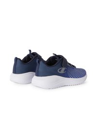 Zapatillas deportivas de malla azul con un acabado texturizado, que cuentan con una suela blanca y una asa en el talón para facilitar su uso.