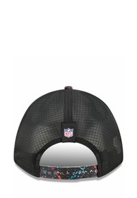 Casquette en maille noire avec une sangle ajustable à éclaboussures colorées. Avec le logo NFL à l'arrière. Forme arrondie et texture respirante.