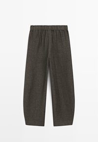 Pantalon gris foncé coupe ample avec taille élastique, jambes droites et tissu texturé sur fond blanc.