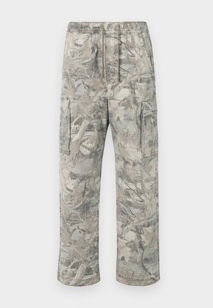 Spodnie cargo w kamuflażu w odcieniach szaro-beżowych, z elastycznym pasem, sznurkiem do regulacji i bocznymi kieszeniami. Wykonane z lekkiego materiału.