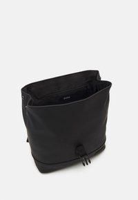 Zaino nero con una texture morbida, apertura superiore e una tasca con zipper all'interno. Presenta un design delle cinghie robusto e un dettaglio con il logo all'interno.