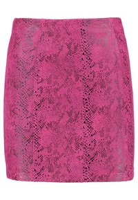 Roze minirok met imitatie slangenprint, voorzien van een getextureerd oppervlak, een nauwsluitend ontwerp en contrasterende metalen accenten langs de naden.