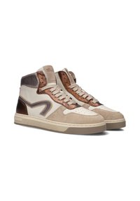 Hoge sneakers in beige en bruine suede met leren accenten. Kenmerken zijn een geperforeerde neus, gestikte details en een contrasterend logo-ontwerp.