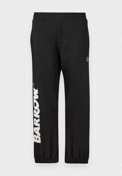 Μαύρη φόρμα με ελαστικές μανσέτες, λευκό κείμενο "BARROW" στο αριστερό πόδι και ένα μικρό πράσινο λογότυπο με χαμογελαστό πρόσωπο στο δεξί μηρό.