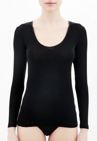 Maglietta nera a maniche lunghe con scollatura rotonda, realizzata in tessuto liscio. Presenta un design aderente senza cuciture visibili lungo i bordi.