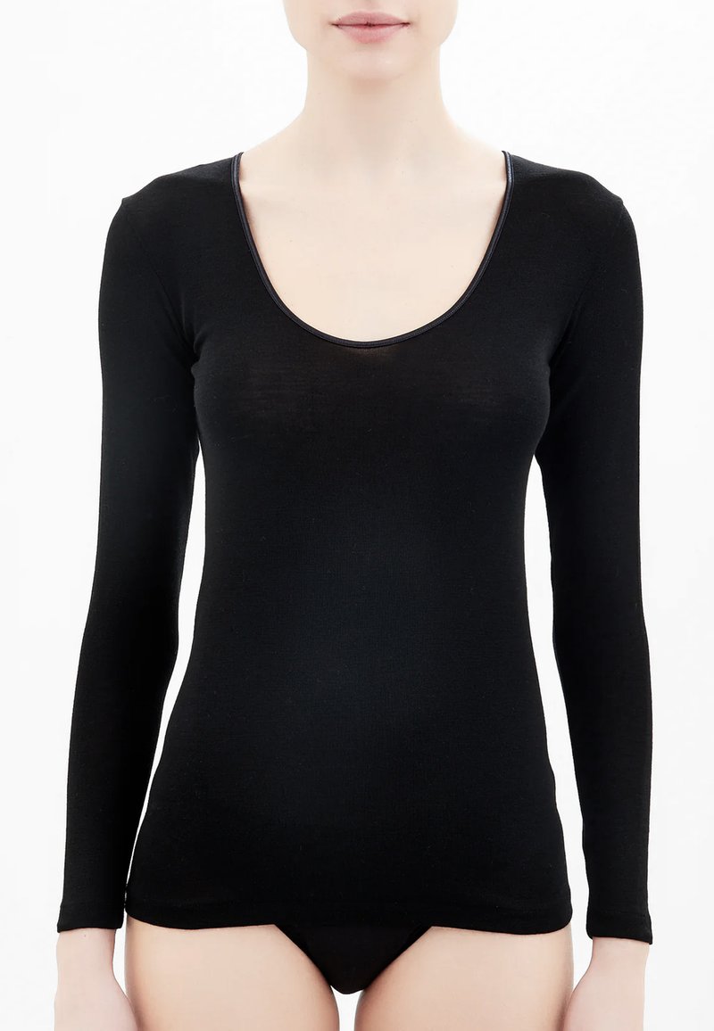 Maglietta nera a maniche lunghe con scollatura rotonda, realizzata in tessuto liscio. Presenta un design aderente senza cuciture visibili lungo i bordi.