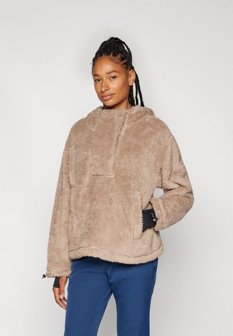 Beiger Fleece-Pullover mit Kapuze, ausgestattet mit einer Fronttasche und schwarzen Akzenten an den Ärmeln. Weicher Stoff, lockere Passform und abgerundeter Saum.