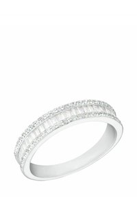 Anillo de oro blanco con dos filas de piedras claras en corte baguette y pequeñas piedras redondas a lo largo de los bordes, mostrando un diseño elegante y moderno.