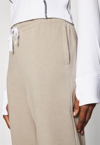 Under Armour RIVAL TERRY JOGGER  - Träningsbyxor - solid timberwolf taupe/white