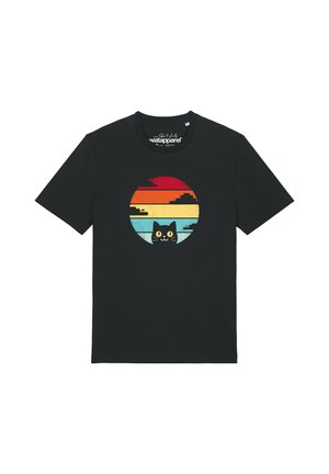 T-shirt noir à manches courtes avec un motif circulaire coloré représentant le visage d'un chat noir et des rayures stylisées de coucher de soleil en rouge, orange, jaune et bleu.