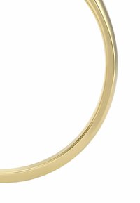 Goldfarbener Metallarmreif mit einer glatten, glänzenden Oberfläche und abgerundeten Kanten, der ein schlankes, minimalistisches Design aufweist.