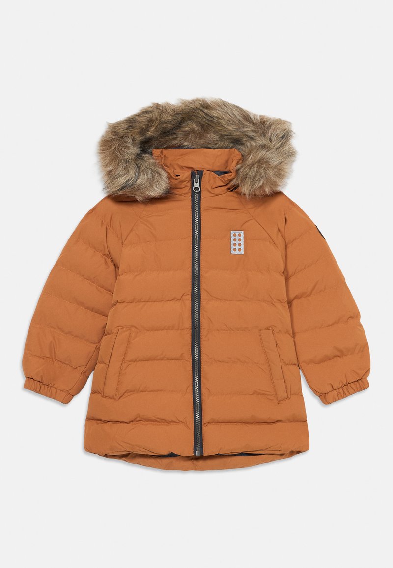 Orangene Daunenjacke mit einer Kapuze aus Kunstpelz, Frontreißverschluss und seitlichen Taschen. Besitzt eine gesteppten Textur und ein Logodetail auf der Brust.