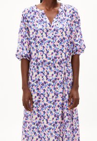 Kukkaistunika, jossa on V-pääntie, kolmannes hihoista ja vyötärösidonta. Valmistettu kevyestä kankaasta sinisen, vaaleanpunaisen ja kremmivärin sävyissä.