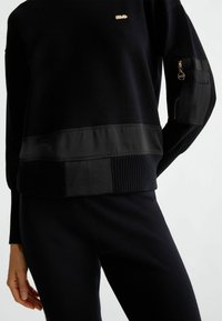 LIU JO CREW-NECK WITH POCKET - Džemper - black