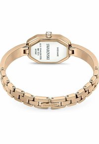 Ośmiokątny zegarek ze stali nierdzewnej w różowym złocie, z wyraźnym akcentem w postaci kryształu, bransoletą typu link oraz białą tarczą z grawerowanymi detalami marki.