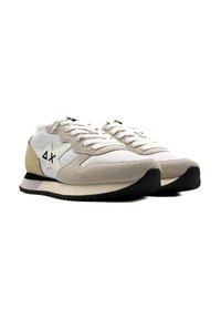 Sneaker sportive bianche e beige realizzate in suede e rete, con un logo a stella, suola nera e pannelli a contrasto.