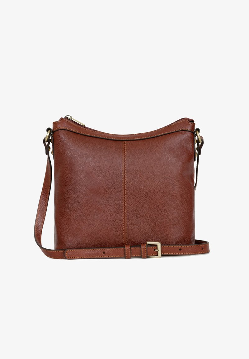 Borsa a tracolla in pelle marrone con finitura testurizzata, chiusura con zip e tracolla regolabile. Presenta cuciture sottili e un design minimalista.