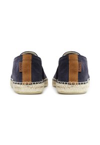 Espadrillas blu navy con accenti beige, dotate di una tomaia in tessuto testurizzato, suola in corda cucita e un'etichetta in pelle marrone sul tallone.