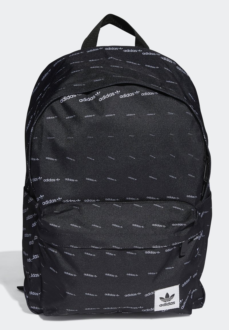 Svart Adidas ryggsäck med upprepat vitt Adidas-logomönster, framfickan med dragkedja och bärhandtag på toppen.