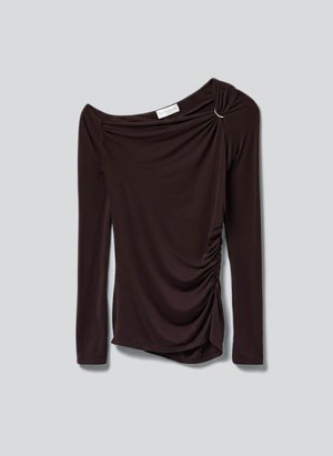 Dunkelbraues Langarm-Top mit asymmetrischem Ausschnitt, einem silbernen Ringdetail auf der einen Schulter und gerafftem Stoff auf der rechten Seite.