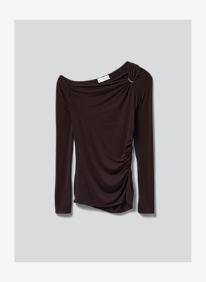 Tumši brūns garroku tops ar asimetrisku kakla izgriezumu, sudraba gredzena detaļu uz viena pleca un savākta auduma detaļu labajā pusē.