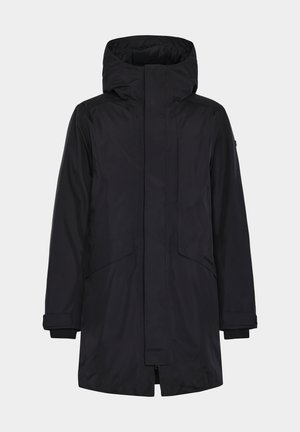 Parka noire, imperméable, avec un col montant et une capuche. Comprend deux poches avant et une fermeture éclair sur toute la longueur. Texture lisse, design jusqu'aux genoux.