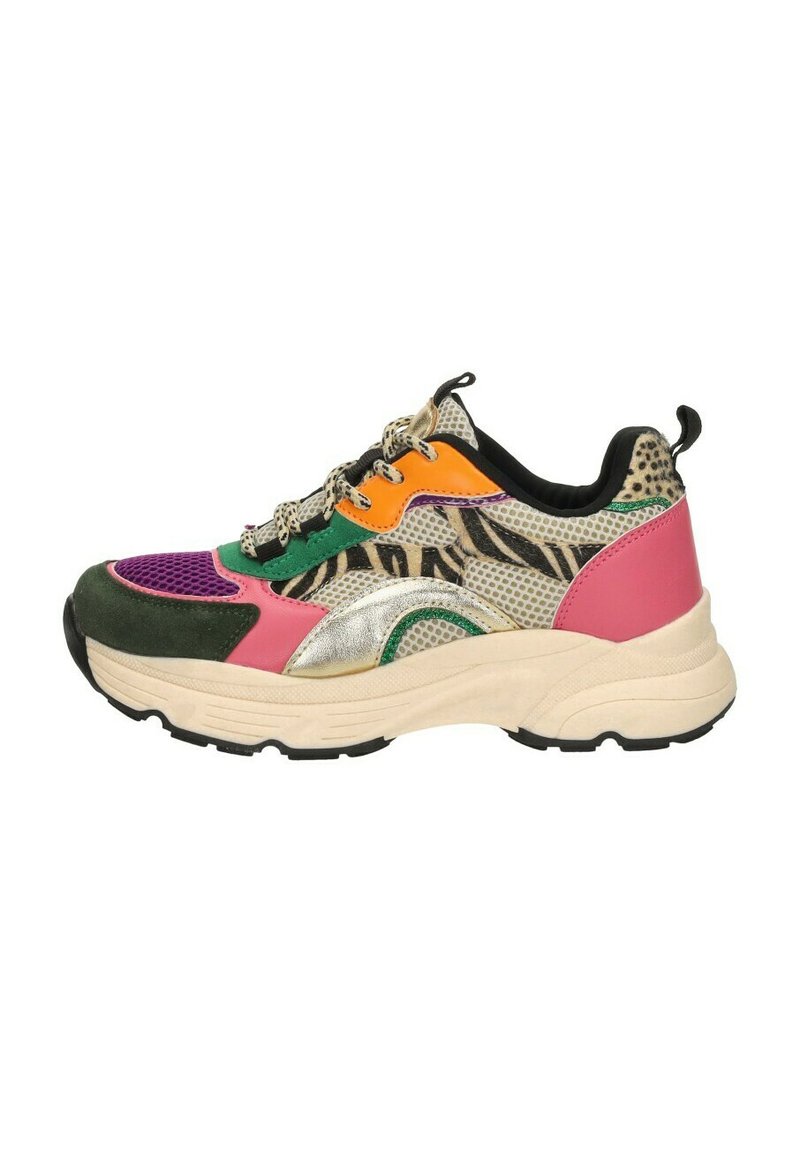 Kleurvolle sneaker met een mix van materialen: groene suede, metallic zilveren accenten, roze en paarse panelen, en een gestructureerd luipaardmotief.