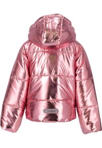 Rosa metallisk pufferjakke med hætte, der har vandrette quiltede sektioner og et lille logo-label på den nederste ryg.