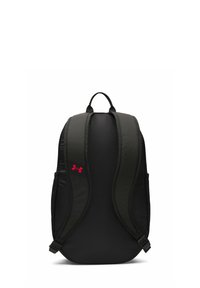 Sac à dos noir avec des bretelles rembourrées, un design courbé, un logo Under Armour en rose et une texture de tissu lisse, adapté à un usage quotidien.