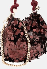 Borsa a tracolla bordeaux con paillettes, dotata di chiusura a cordoncino, con una tracolla in catena dorata e una placca logo triangolare. Superficie testurizzata e lucente.