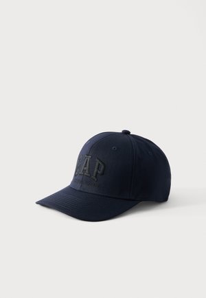 Mørkeblå baseballkasket med buet skygge og hævet sort "GAP" logo på frontpanelet, vist på ensartet lyst baggrund.