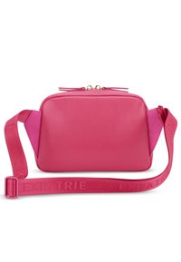 Rózsaszín keresztpántos táska, sima bőr felülettel, téglalap alakú, állítható szövet pánttal, amelyen az "EXPATRIÉ" felirat van gravírozva.