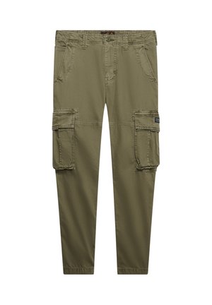 Pantaloni cargo color verde oliva con tasche laterali a patta, tasche frontali oblique, passanti per cintura, chiusura con bottone e dettagli cuciti sulle ginocchia.