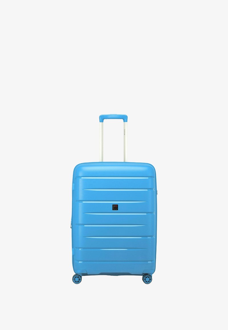 Blauwe harde koffer met horizontale strepen, uitschuifbare handgreep en vier wielen; voorzien van een klein logo aan de voorkant.